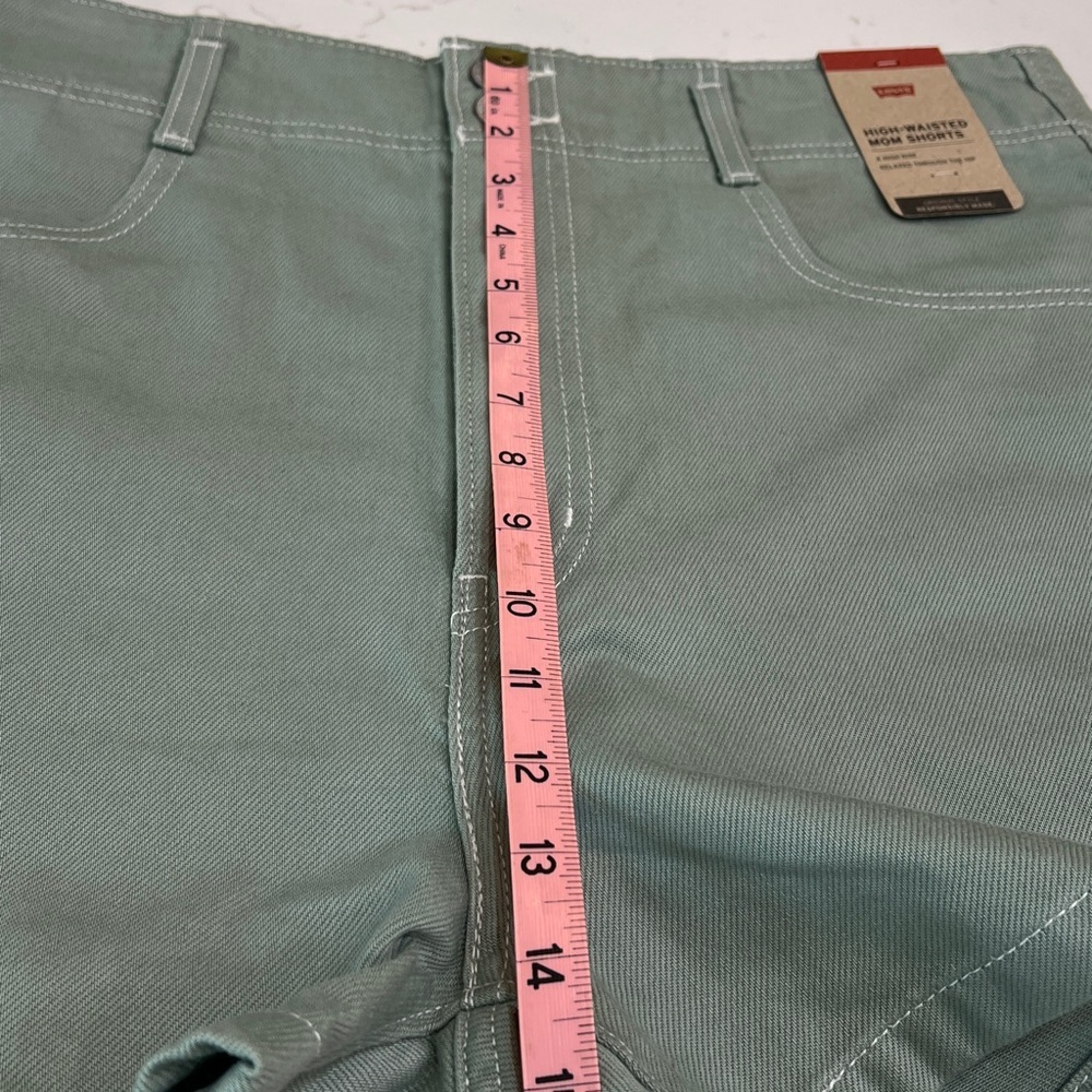 Levi’s High Waisted Mom Shorts Sage Green NWT Size 33 - Picture 11 of 12